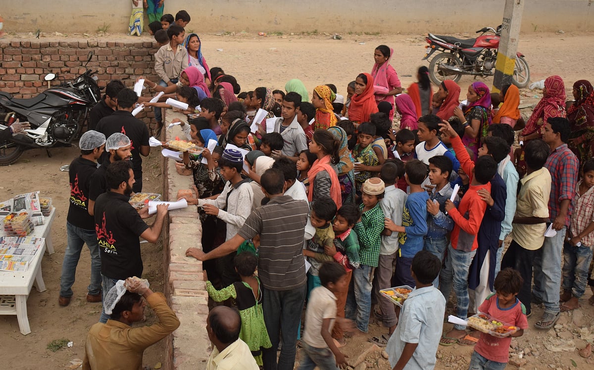 غریب روزہ داروں میں خوشیاں بانٹ رہے زہرہ فاؤنڈیشن کو سلام