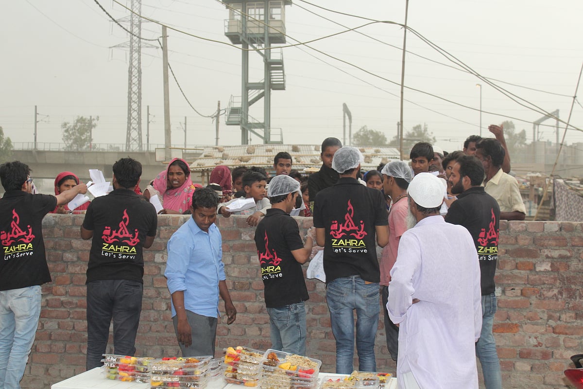 غریب روزہ داروں میں خوشیاں بانٹ رہے زہرہ فاؤنڈیشن کو سلام