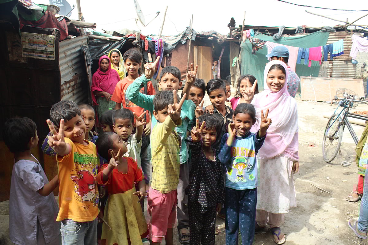 غریب روزہ داروں میں خوشیاں بانٹ رہے زہرہ فاؤنڈیشن کو سلام