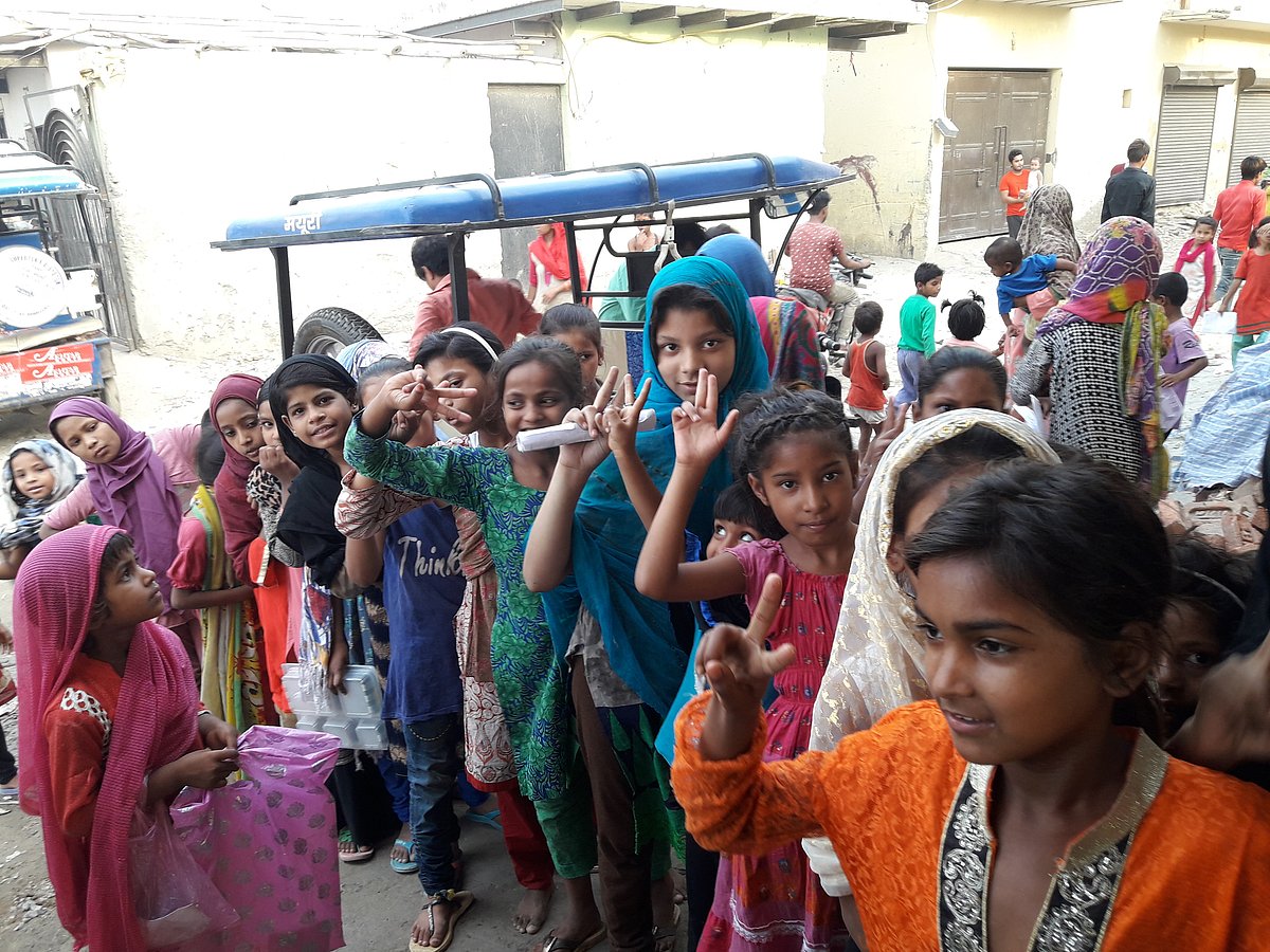 غریب روزہ داروں میں خوشیاں بانٹ رہے زہرہ فاؤنڈیشن کو سلام