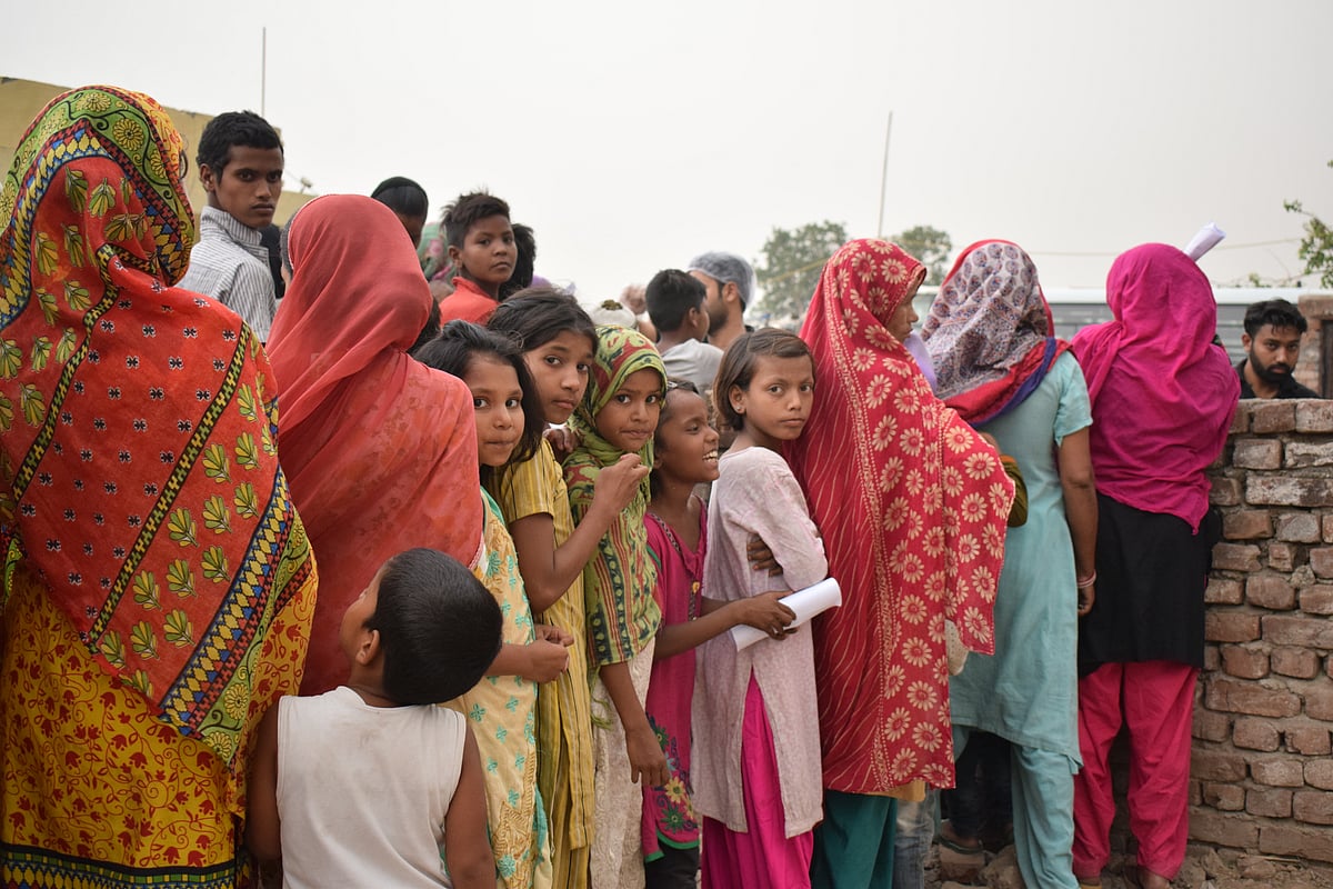 غریب روزہ داروں میں خوشیاں بانٹ رہے زہرہ فاؤنڈیشن کو سلام