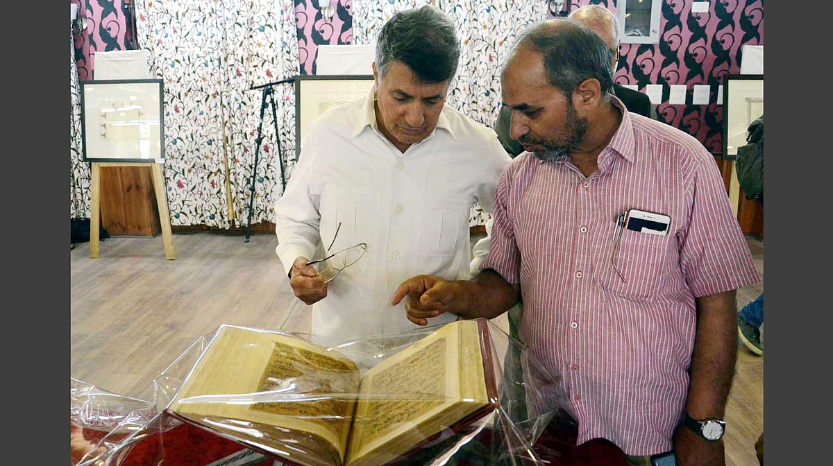 سرینگر: اسلامی فن پاروں کی نمائش، ڈوگرہ دربار کے نادر قرآنی نسخے توجہ کا مرکز 