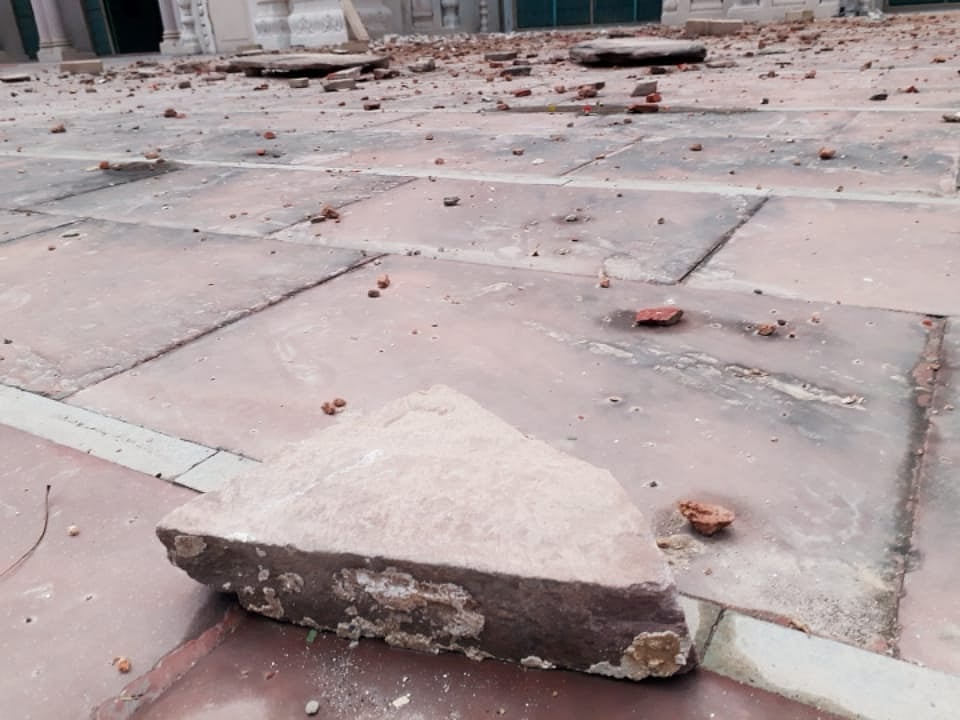 آندھی طوفان سے لکھنؤ کی شاہی جامع مسجد کی برجیاں زمین بوس