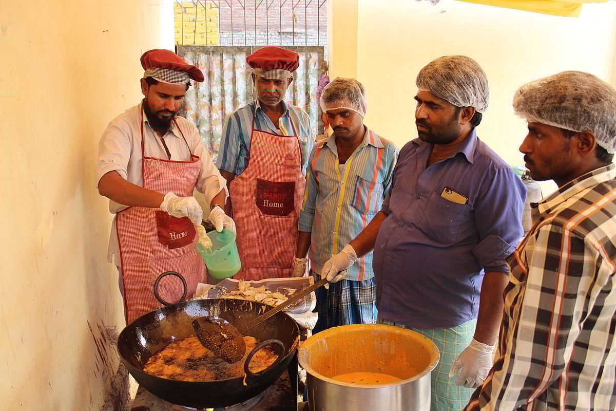 غریب روزہ داروں میں خوشیاں بانٹ رہے زہرہ فاؤنڈیشن کو سلام