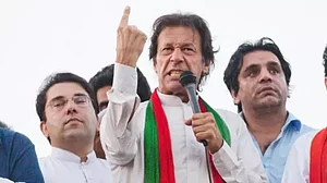 فوج کا عمران خان کو وزیر اعظم بنانے کا کھیل شروع