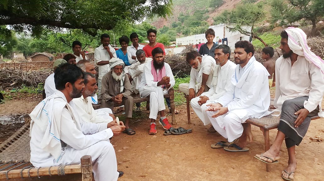 قاسم میواتی لوگوں سے ملاقات کرتے انہیں سمجھاتے ہوئے