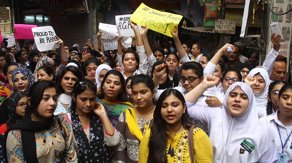 کیجریوال کا رابعہ گرلز اسکول کا دورہ، کہا سخت کارروائی ہوگی