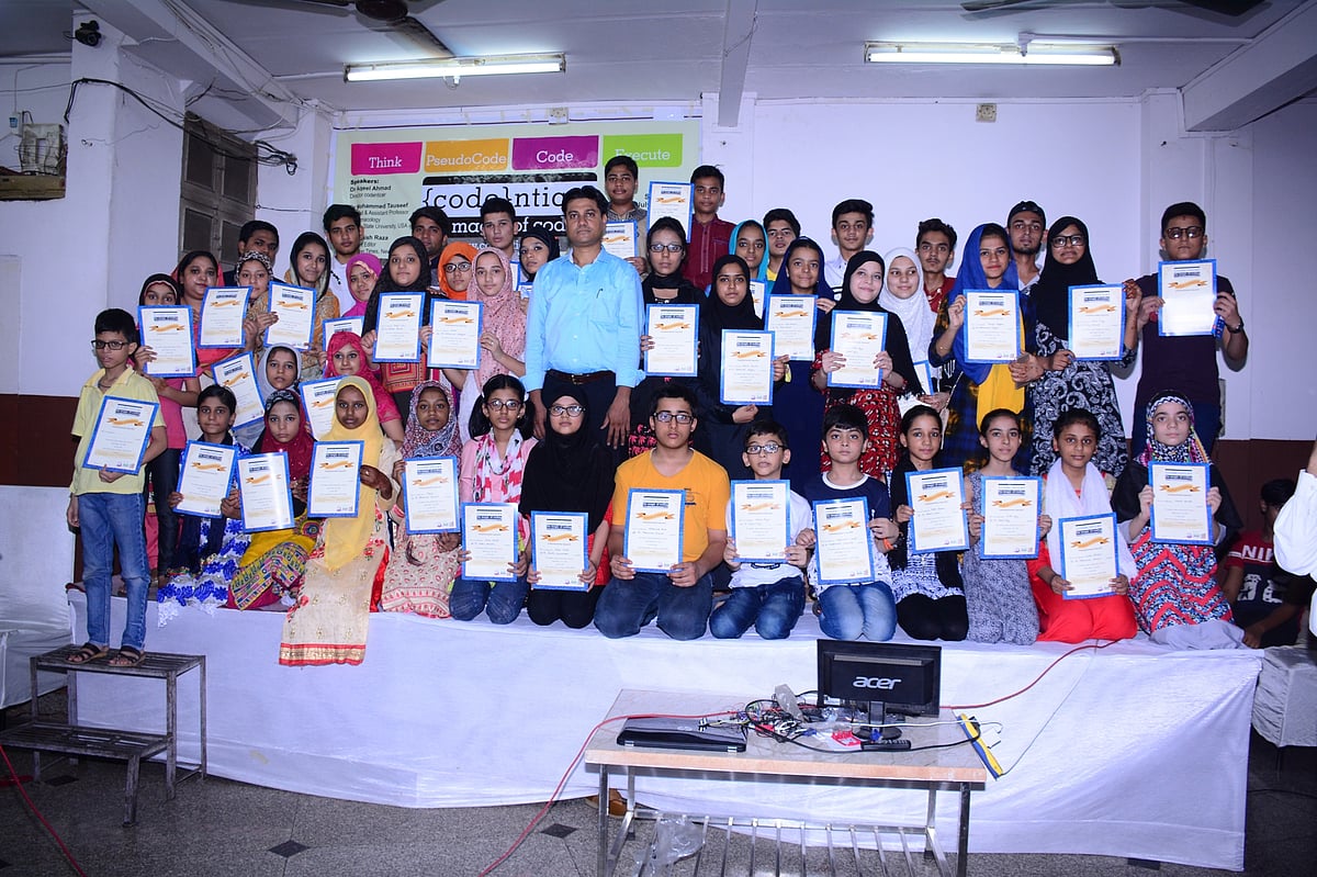 ’کمپیوٹنگ سمر کیمپ‘ اختتام پذیر، بچوں کے درمیان سرٹیفکیٹ تقسیم