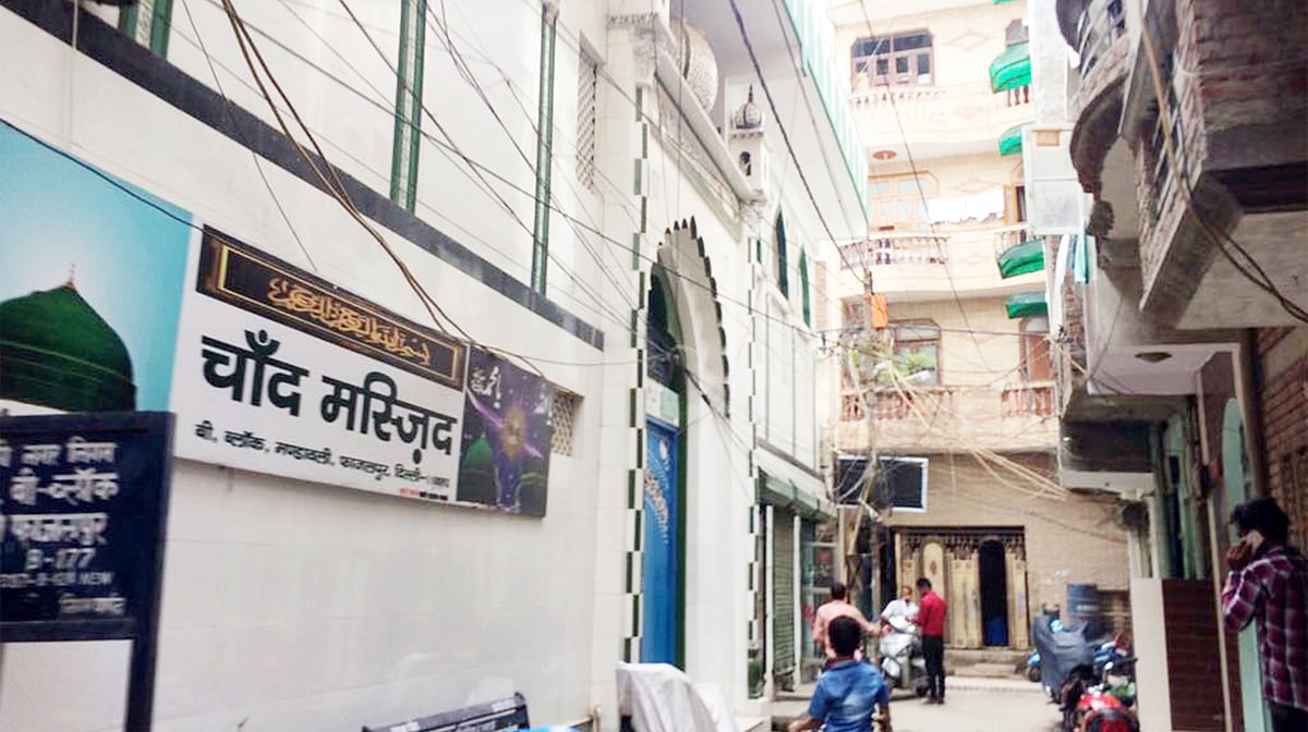 دہلی کے منڈاولی علاقہ میں واقع چاند مسجد کا ہندی سائن بورڈ، قومی آواز