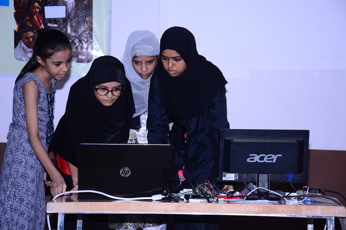 ’کمپیوٹنگ سمر کیمپ‘ اختتام پذیر، بچوں کے درمیان سرٹیفکیٹ تقسیم