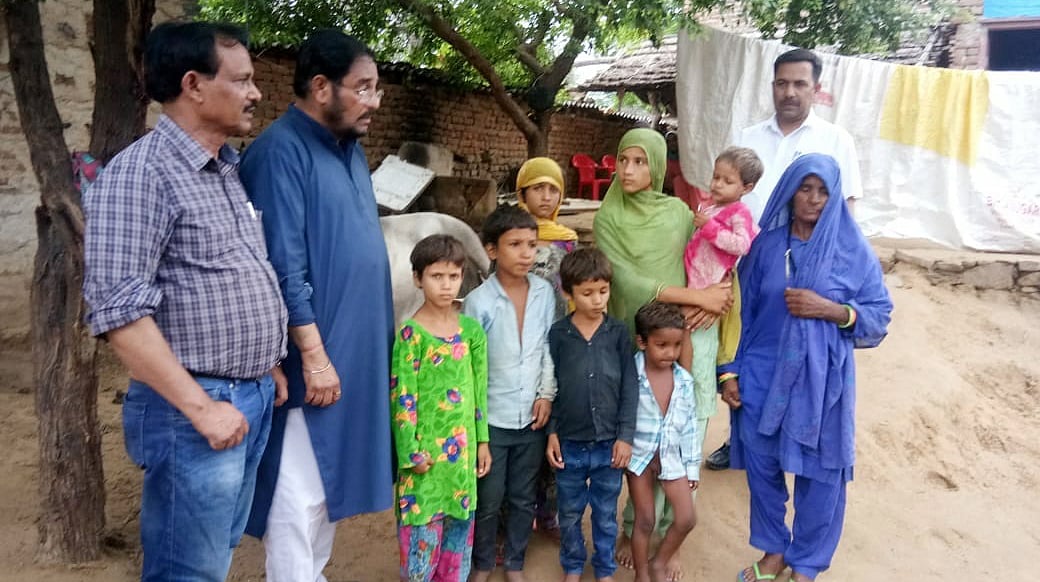 سی پی ایم رہنما اتل انجان اکبر خان کے اہل خانہ سے ملاقات کرتے ہوئے