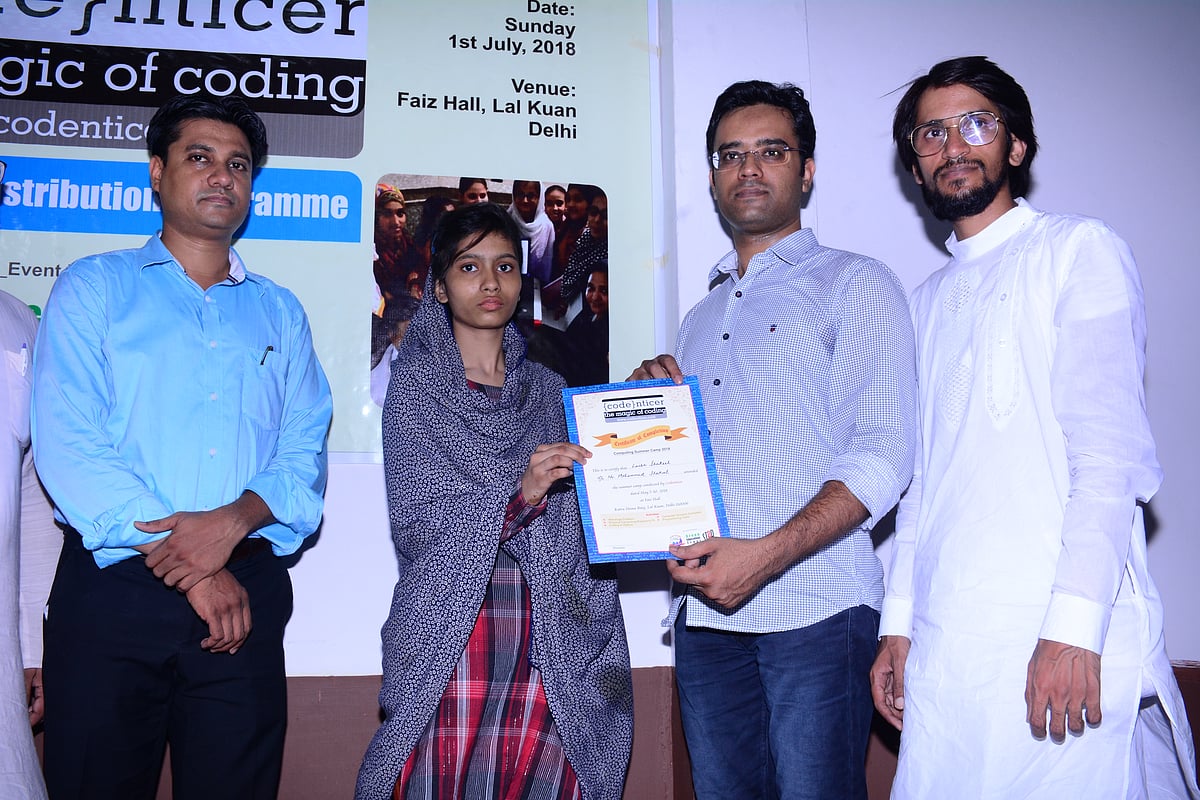 ’کمپیوٹنگ سمر کیمپ‘ اختتام پذیر، بچوں کے درمیان سرٹیفکیٹ تقسیم