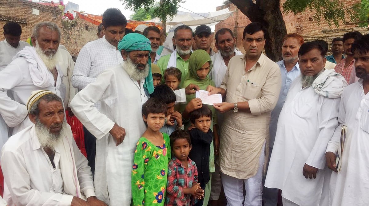 ہریانہ وقف بورڈ کے چیئرمین رہیشہ خان مقتول کے اہل خانہ کو امدادی چیک فراہم کرتے ہوئے