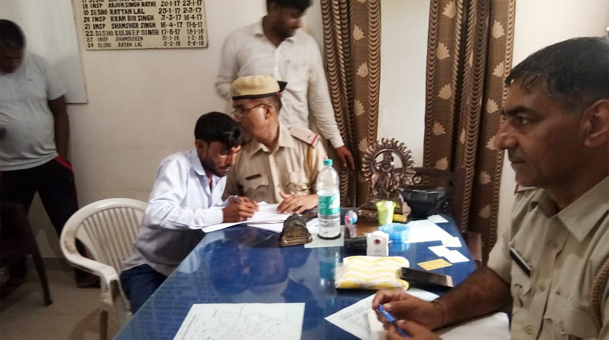 گئو رکشکوں کے حملے میں زندہ بچ گئے اسلم پولس کو بیان دیتے ہوئے، قومی آواز