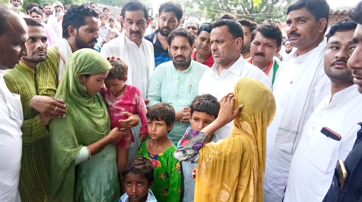 اکبر خان کے کولگاؤں میں واقع گھر پر لوگوں کا ملاقات کے لئے آنے کا سلسلہ جاری ہے