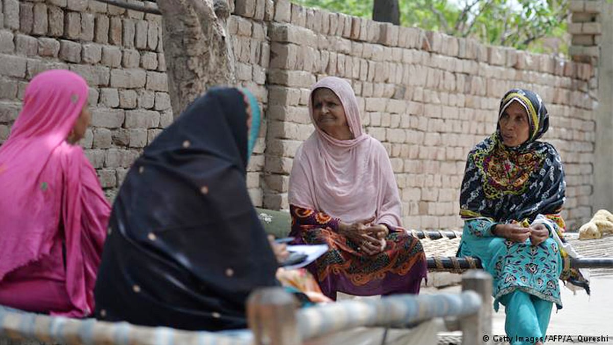 موہری پور کی خواتین بتاتی ہیں کہ دہائیوں قبل انہیں مردوں نے ووٹ ڈالنے سے منع کر دیا تھا &nbsp;