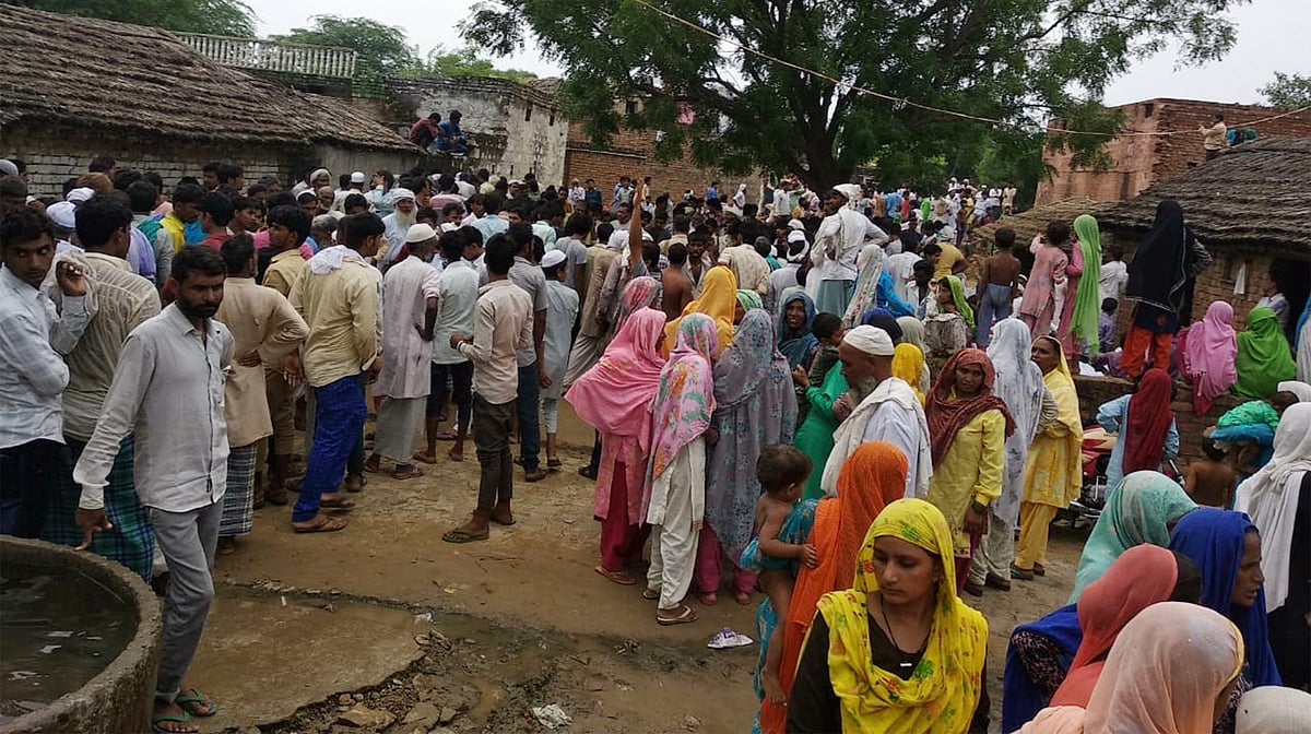 مرحوم اکبر کے گھر کے باہر جمع لوگ، قومی آواز