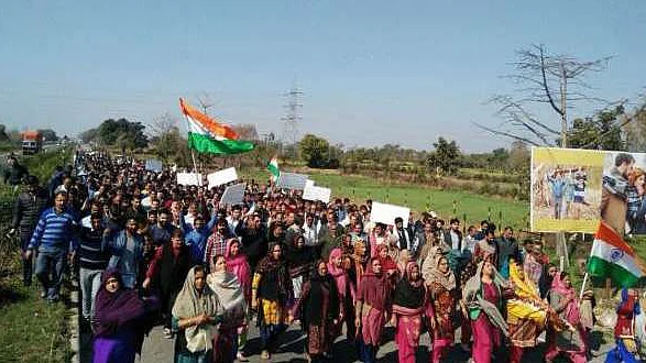 جموں: کٹھوعہ عصمت دری معاملہ میں ہندو تنظیموں نے جس وقت حکومت مخالف ’ترنگا یاترا‘ نکالی تھی اس وقت بی جے پی حکومت میں حصہ دار تھی