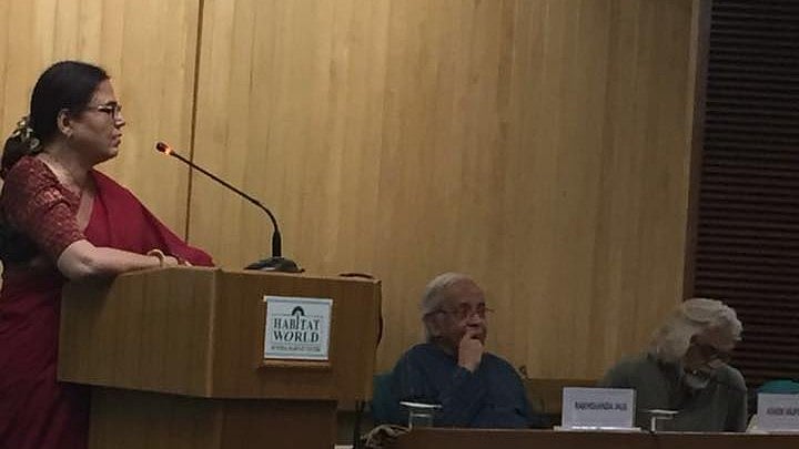 رخشندہ جلیل خطاب کرتے ہوئے&nbsp;