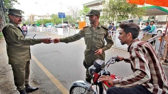 لاہور پولس  اور چھلڑ کا رشتہ... اکبر میو