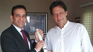 مودی نے عمران کو کرکٹ بیٹ گفٹ کیا، عمران کی حلف برداری 18 اگست کو