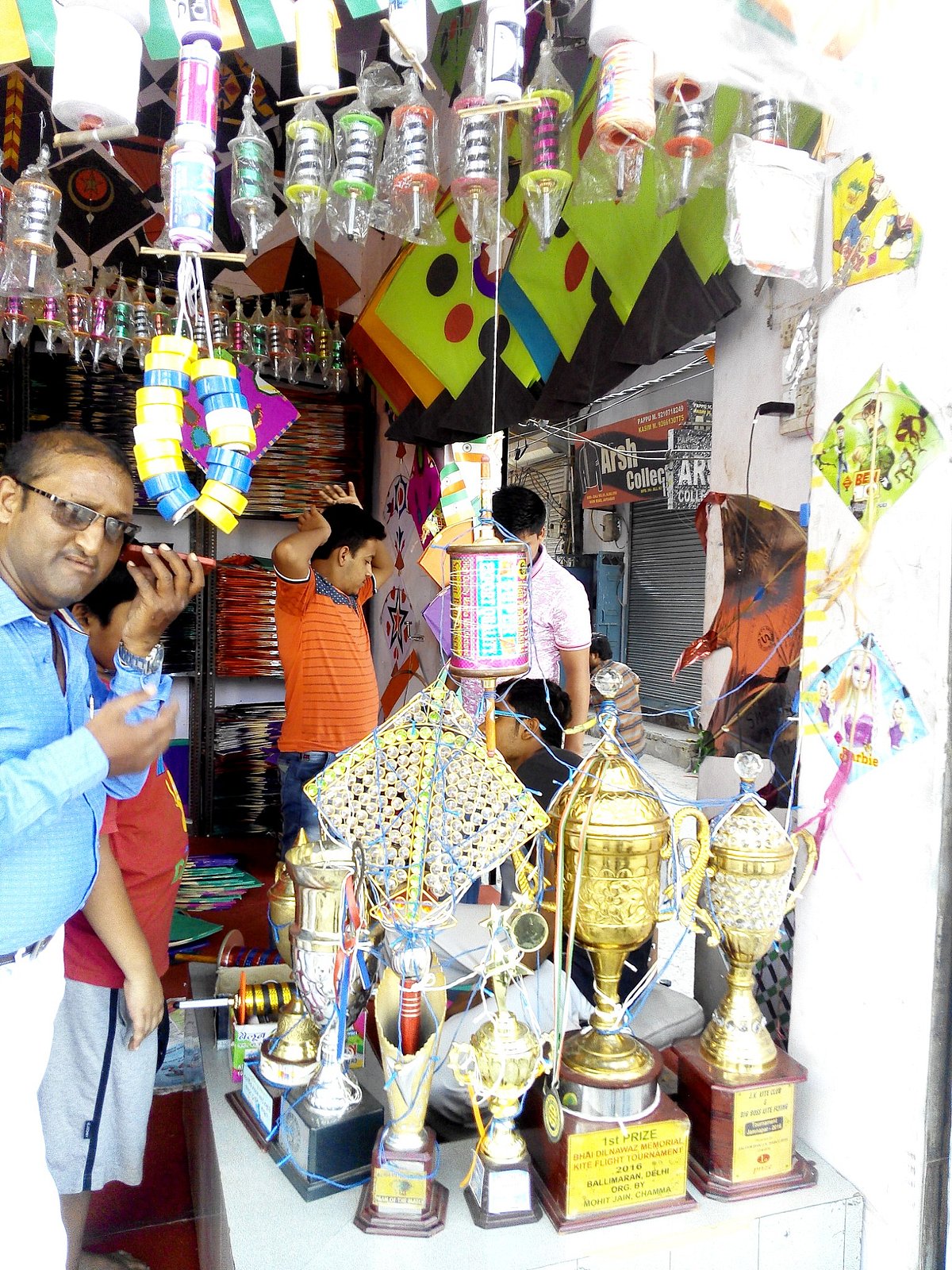 دہلی: موسم کے مطابق رنگ بدلتا جعفرآباد مین روڈ کا بازار