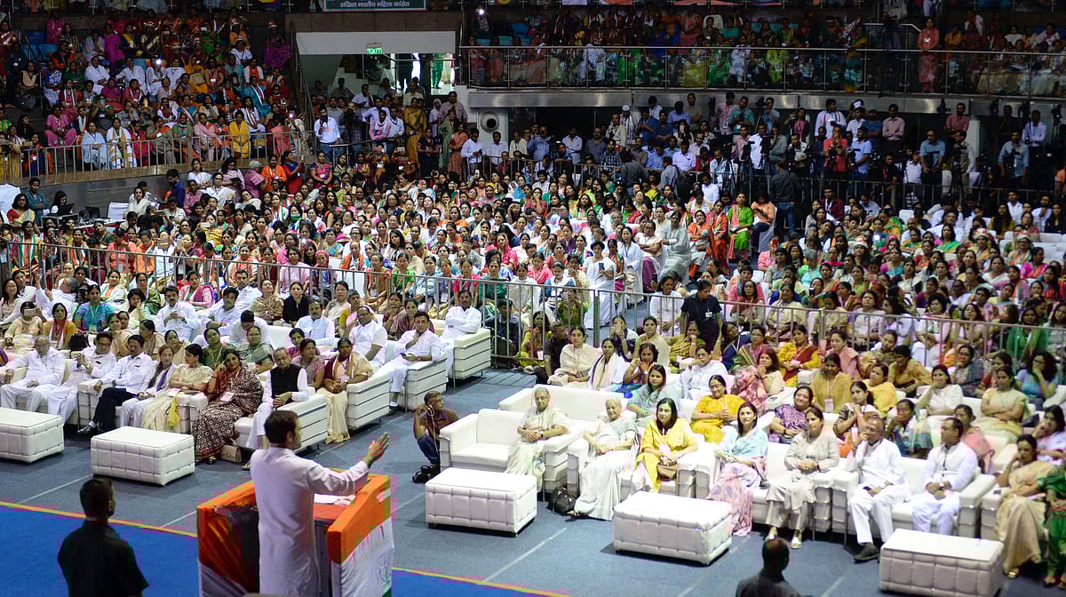 وزیر اعظم بلٹ ٹرین پر تو بولتے ہیں، عصمت دری پر نہیں: راہل