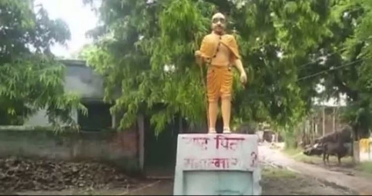 یوگی راج میں گاندھی جی بھی ہوئے بھگوا، لوگ حیران