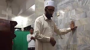 انڈونیشیا: زلزلہ سے لرزتی رہی مسجد پھر بھی امام نے نہیں توڑی نیت