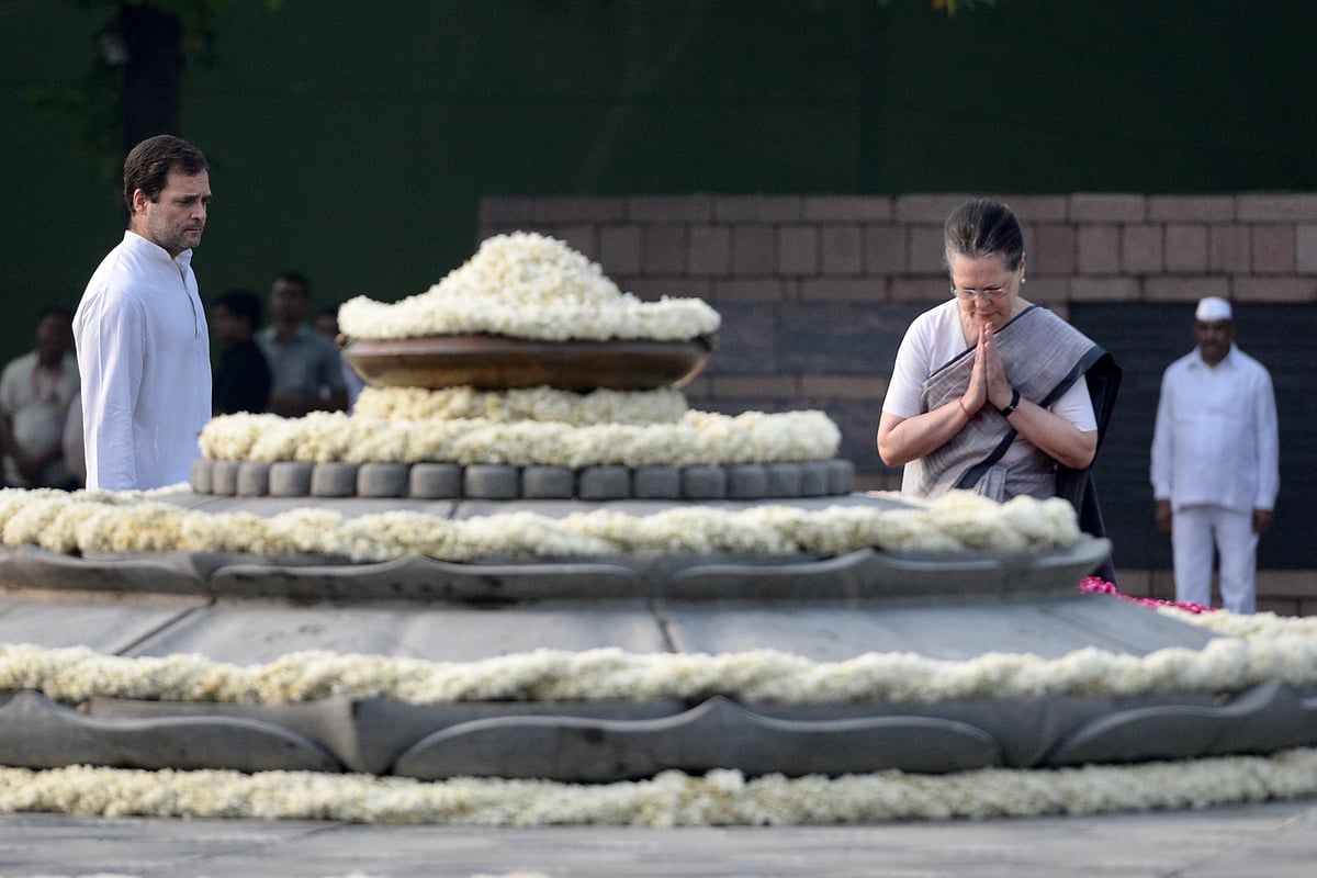 راجیو گاندھی کی یوم پیدائش پر سونیا و راہل نے پیش کی خراج عقیدت