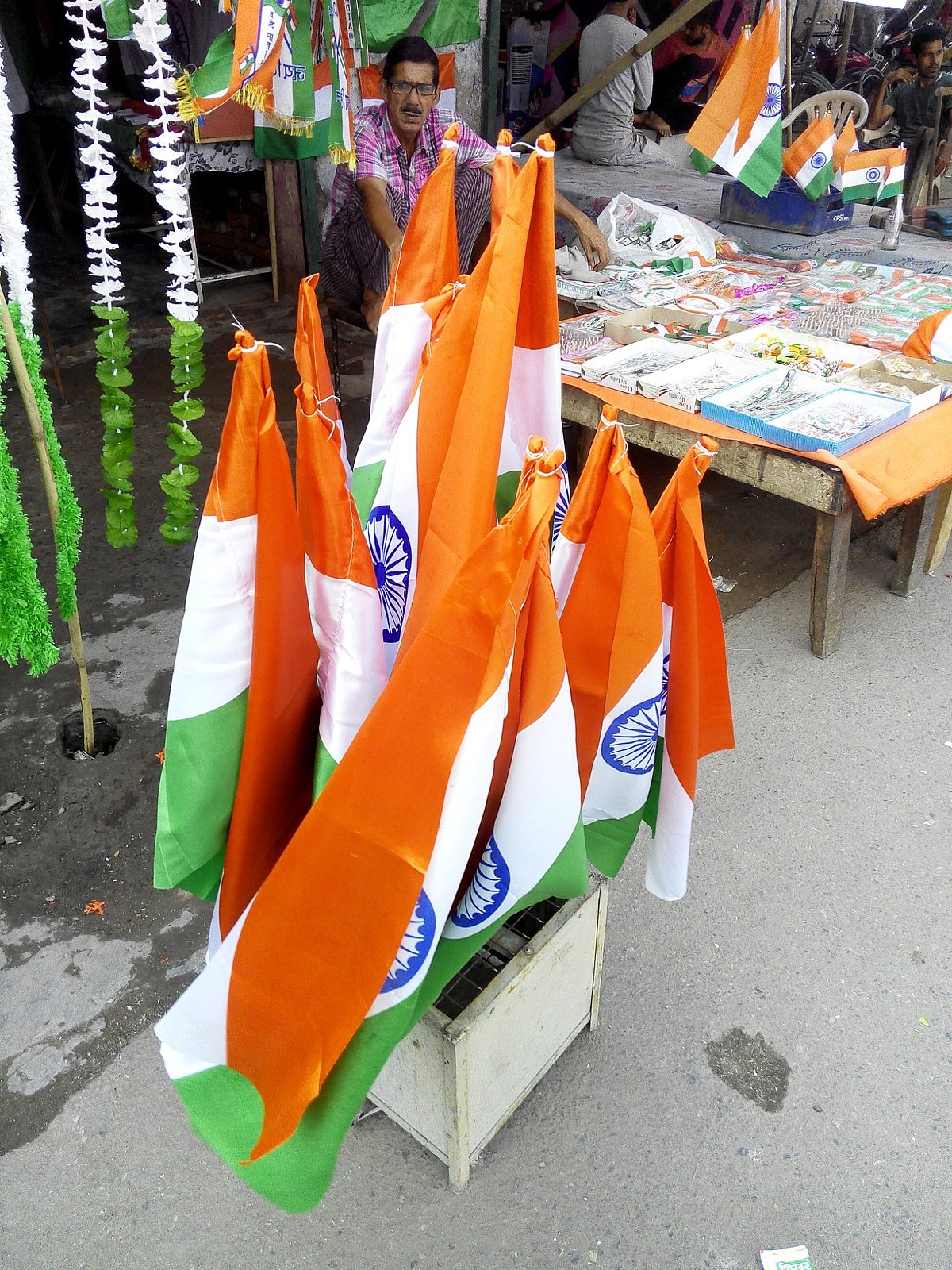 دہلی: موسم کے مطابق رنگ بدلتا جعفرآباد مین روڈ کا بازار