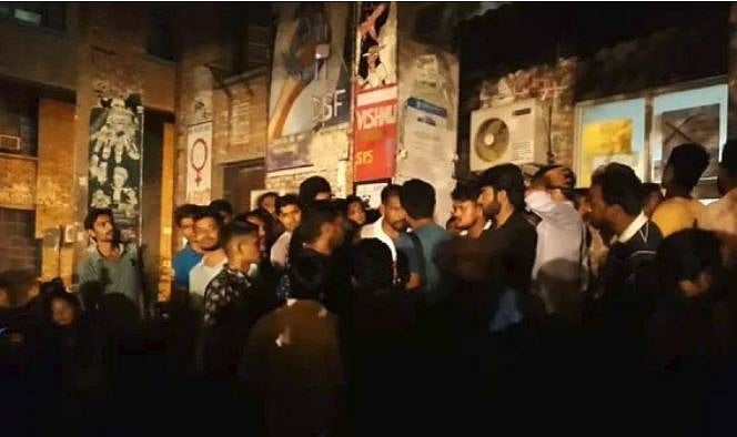 جے این یو میں ABVP لیڈر سوربھ شرما کی قیادت میں ہوئی توڑ پھوڑ: انتخابی کمیٹی رکن