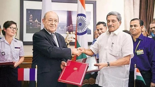 فرانس کے سابق وزیر دفاع کے ساتھ منوہر پاریکر کی رافیل سودے پر دستخط کئے جانے کے بعد کی ایک فائل تصویر