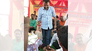 شرمناک! بی جے پی کارکن نے رکن پارلیمنٹ نشی کانت  کے پیر دھو کر گندہ پانی  پیا