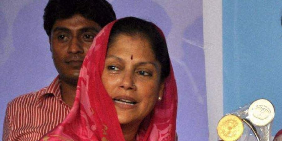 مدھیہ پردیش بی جے پی میں ہنگامہ: والدہ کی تصویر نہ ہونے پر بھڑکیں یشودھرا راجے 