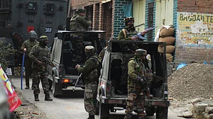 کشمیر: کولگام میں مسلح تصادم، حزب المجاہدین کمانڈر سمیت 5 ملی ٹینٹ ہلاک