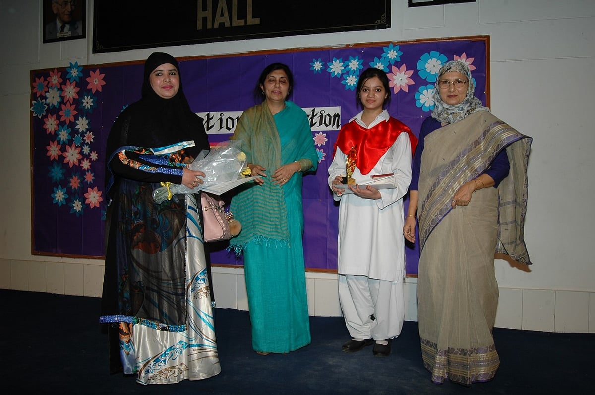 رابعہ گرلز پبلک اسکول میں اعزازی جلسہ کا انعقاد