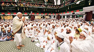 مودی مسجد گئے تو کانگریس نے کہا، ’ایسا بھی کیا ہوا کہ خدا یاد آ گیا!‘