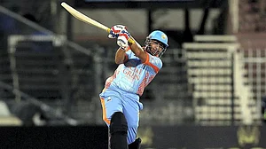 افغانستان کے زازئی نے ایک اوور میں لگایا 6 چھکّا، 12 گیند میں بنائی نصف سنچری