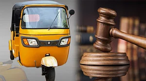 جج نے آٹو رکشہ میں لگائی عدالت، معذور شخص کے مقدمہ کی ہوئی سماعت