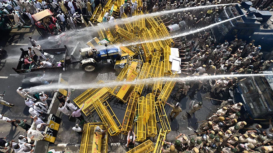 کسانوں پر پانی کی بوچھار کا منظر/تصویر سوشل میڈیا