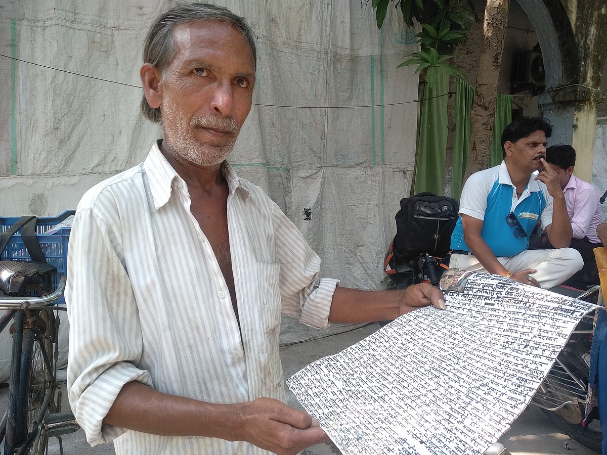 17 سال سے کاغذ پر ہاتھ سے لکھ کر اخبار نکالنے والے دنیش کی کہانی