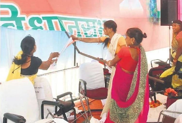 مدھیہ پردیش: بی جے پی کی تقریب میں گفٹ کی لوٹ، بھگدڑ میں درجنوں خواتین زخمی