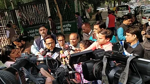 ہیڈ ماسٹر کے قبضے سے ملیں ای وی ایم، کانگریس نے کھولی چھتیس گڑھ بی جے پی کی قلعی