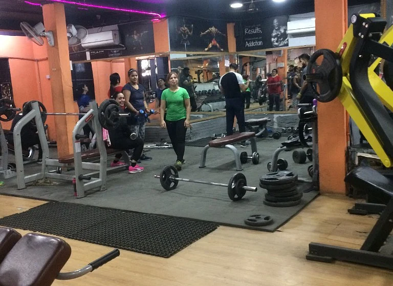 پرانی دلّی کی لڑکیاں فِٹنس میں کسی سے پیچھے نہیں، جِم میں گھنٹوں بہاتی ہیں پسینہ