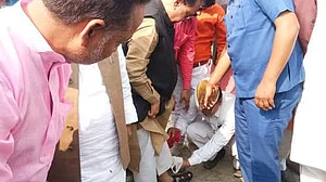 یوگی کے وزیر نے اردلی سے صاف کرائی چپل، تصویر وائرل