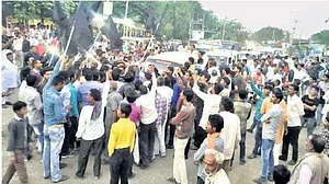 بی جے پی امیدوار کو ووٹ مانگنا پڑا بھاری، رکن اسمبلی جان بچا کر بھاگے
