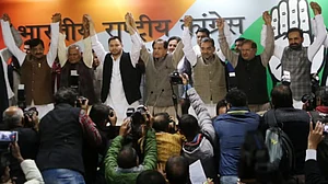 کشواہا کی ’مہاگٹھ بندھن‘ میں انٹری، مودی کا قلع منہدم کرنے کا عزم