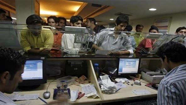 ساڑھے تین سال میں سرکاری بینک صارفین کی جیب پر پڑا بوجھ، وصولا گیا 10 ہزار کروڑ