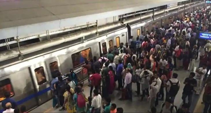دہلی: مسلسل دوسرے دن بلیو لائن میٹرو سروس میں آئی رکاوٹ، ہزاروں لوگ پریشان